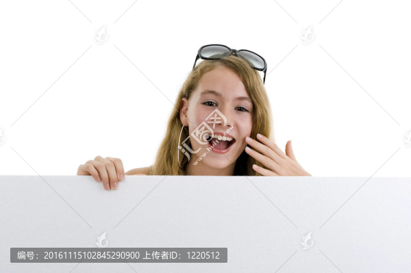 帶空白顯示板的金發(fā)女孩