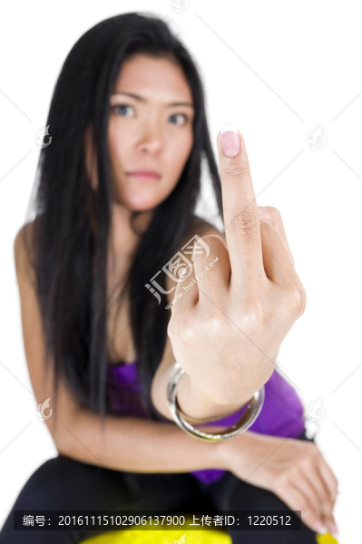 漂亮的女人展示中指