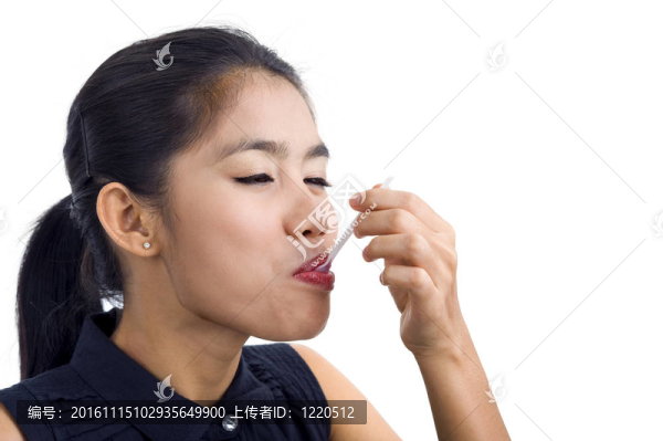 年輕迷人的女人享受食物