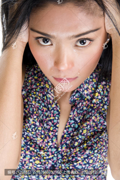 哭泣的亞洲美女