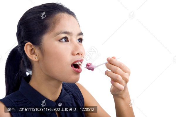 年輕漂亮的女人吃酸奶
