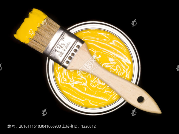黃色油漆罐和刷子