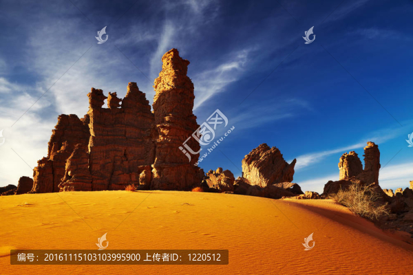 撒哈拉沙漠中奇異砂巖峭壁