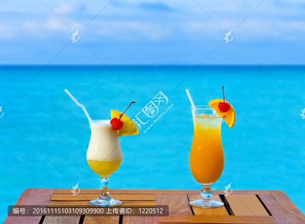 桌上的兩杯雞尾酒