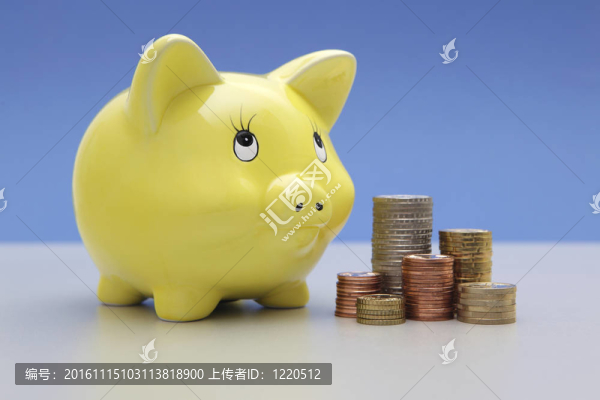 有成堆的公司的黃色小豬儲(chǔ)蓄罐