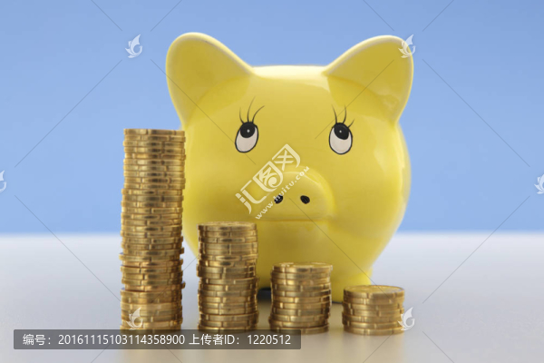 有成堆的公司的黃色小豬儲(chǔ)蓄罐