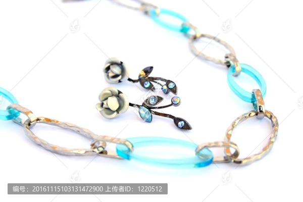 項(xiàng)鏈和耳環(huán)