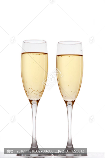 兩個優(yōu)雅的香檳酒杯