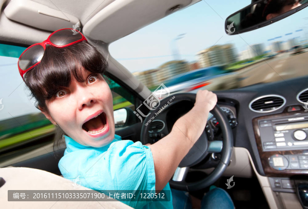 婦女駕駛汽車