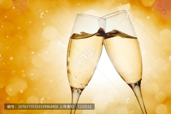 兩個優(yōu)雅的香檳酒杯