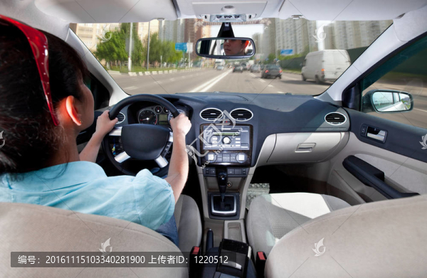 婦女駕駛汽車-匯圖網(wǎng) www.fosd68.com 婦女駕駛汽車