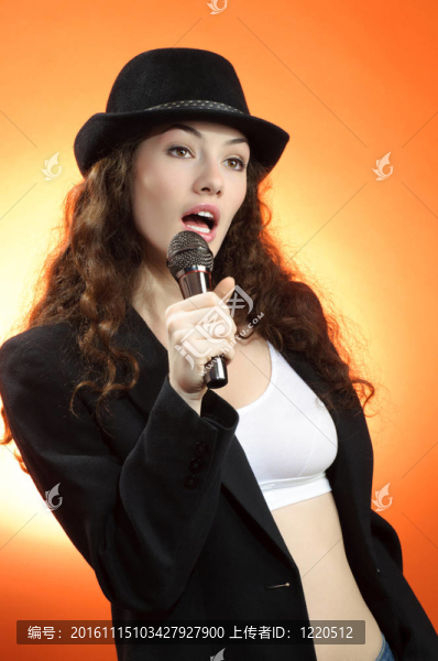 唱歌的女孩-匯圖網(wǎng) www.fosd68.com 唱歌的女孩