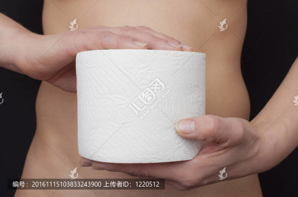 女人拿著一卷衛(wèi)生紙