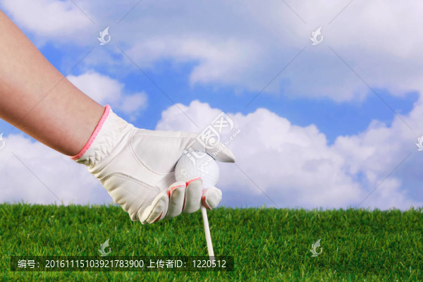 女士放置高爾夫球和發(fā)球臺(tái)