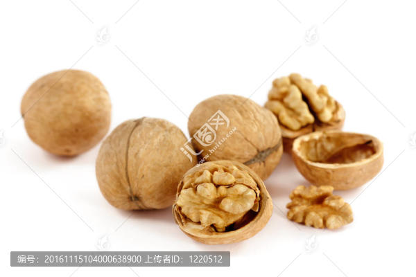 核桃和切碎的核桃