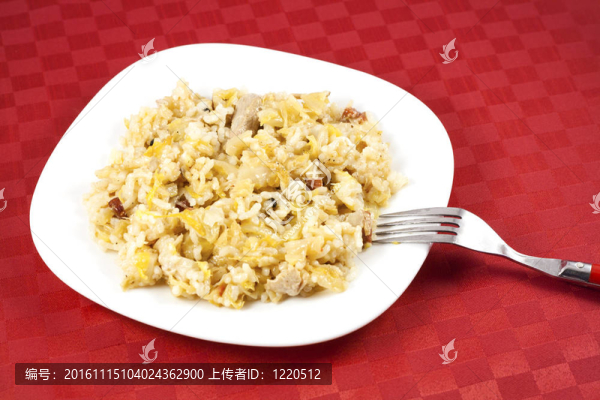 吃米飯和肉的酸菜；