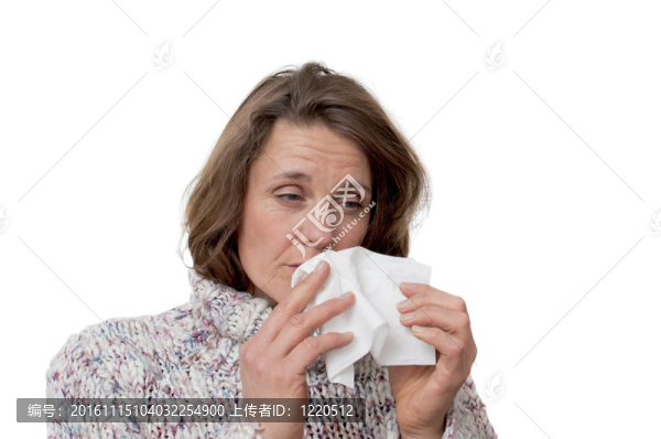婦女拿著一個寒冷的組織