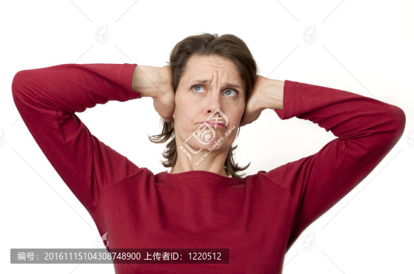 女人抱著她的耳朵沮喪