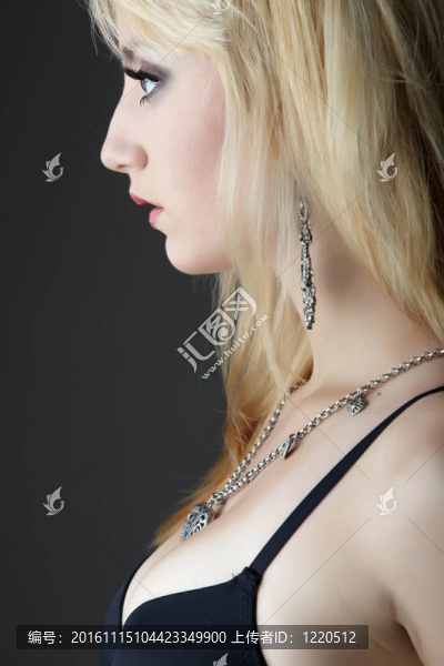 黑色內(nèi)衣的女人