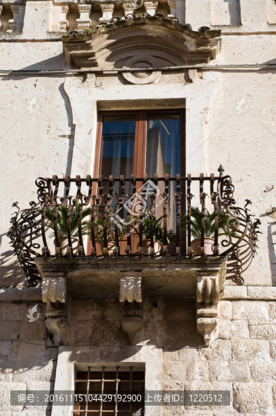 歷史的陽(yáng)臺(tái)。