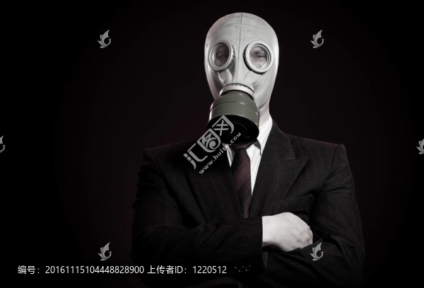 防毒面具中的人