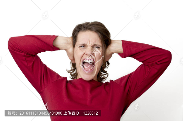 女人喊著抓住她的耳朵