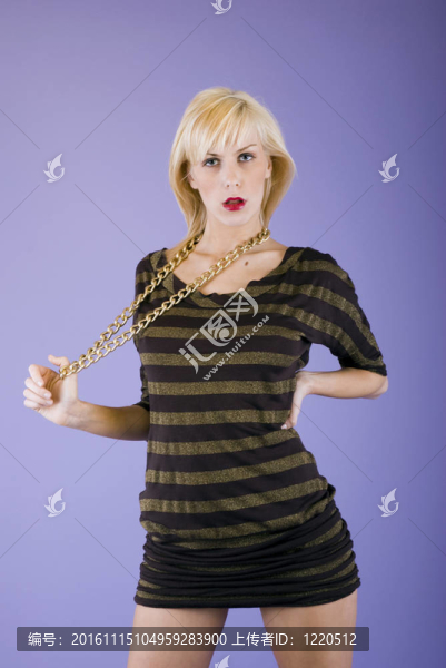 年輕性感的女孩穿著金色的棕色衣服