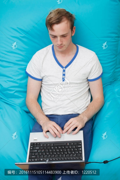 少年與筆記本電腦