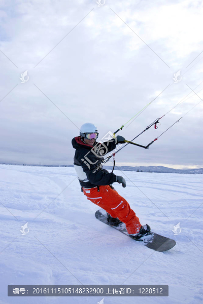 一個(gè)男人在冬季滑雪雪鳶。