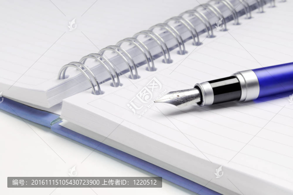 筆記本上的鋼筆