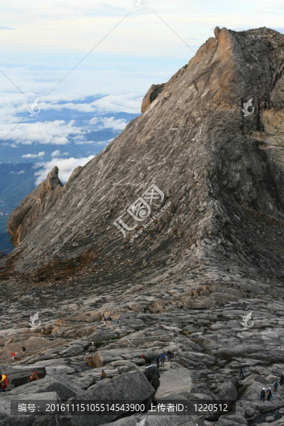 在基納巴盧山頂峰