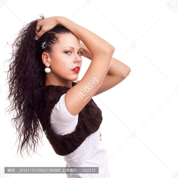 一個(gè)美麗的女人，她有一頭卷曲的長發(fā)