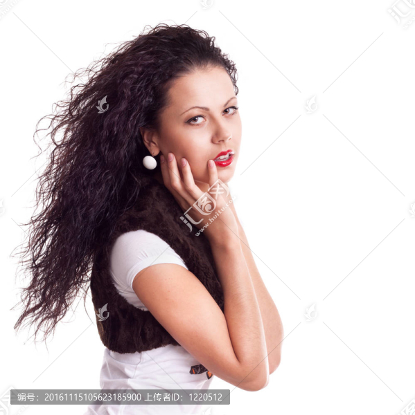 一個(gè)美麗的女人，她有一頭卷曲的長(zhǎng)發(fā)