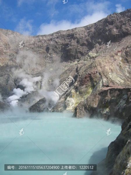 懷特島海岸上的活火山上的火山口湖，位于新西蘭沿岸