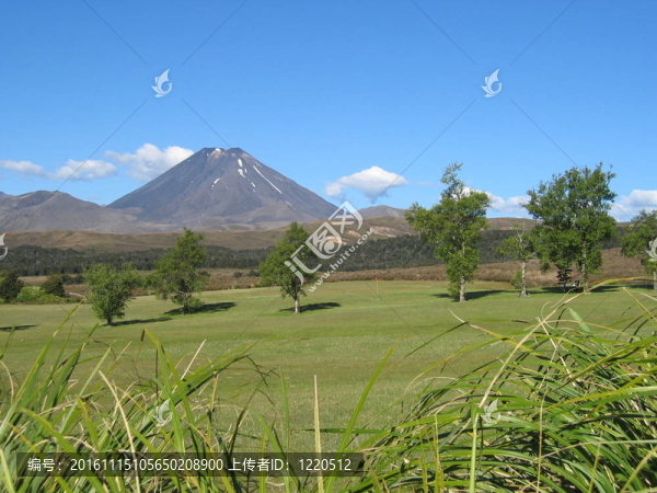 山；在湯加里羅國(guó)家公園的一座活火山；新西蘭