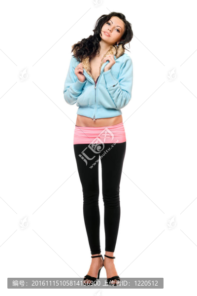 在黑色緊身褲的年輕女子微笑