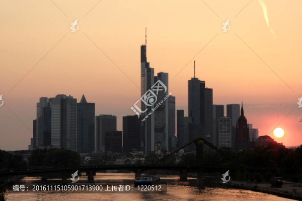 日落在法蘭克福的天際線后面；德國