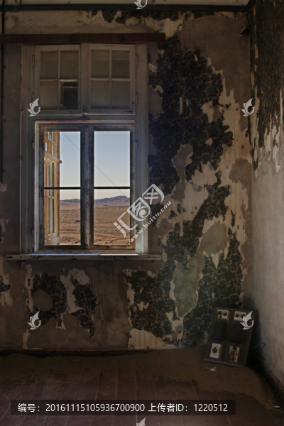 查看到沙漠在鬼鎮(zhèn)Kolmanskop一個廢棄的房子；納米比亞