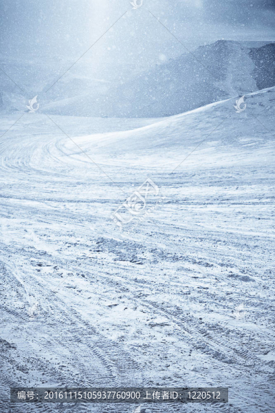 山下的雪