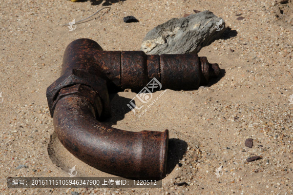 生銹的管道在鬼城納米比亞Kolmanskop沙漠；