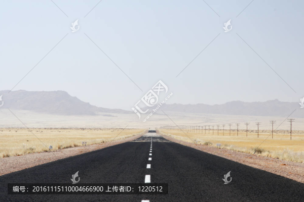 孤獨(dú)的沙漠之路在納米比亞與熱幻影越過地平線