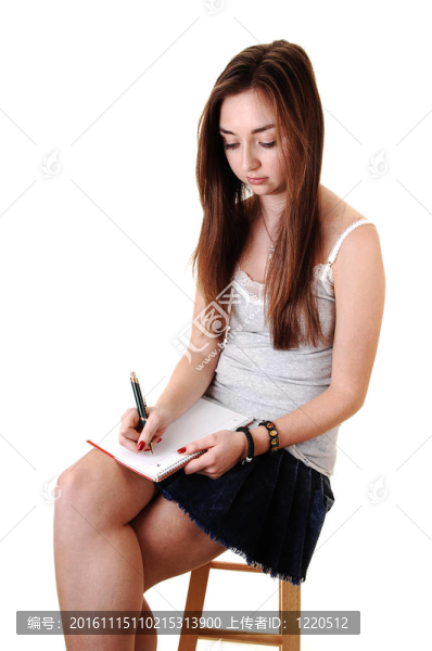 年輕女孩坐著。