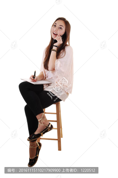 年輕女孩坐著。