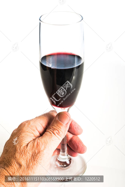 手里拿著一杯紅葡萄酒