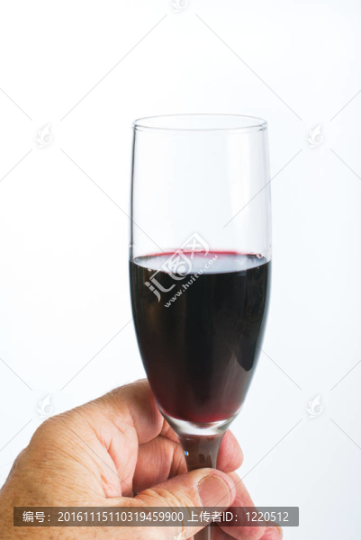 手里拿著一杯紅葡萄酒