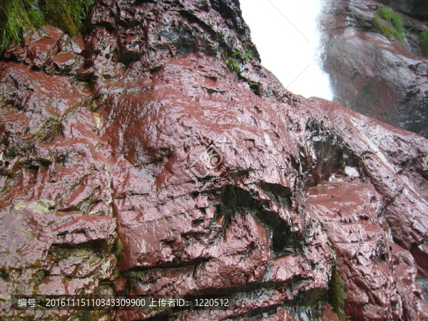 紅色明亮的石頭接近瀑布在山上