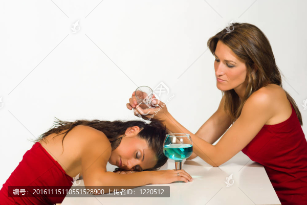 叫醒她