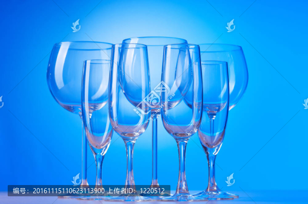 針對梯度背景的酒杯