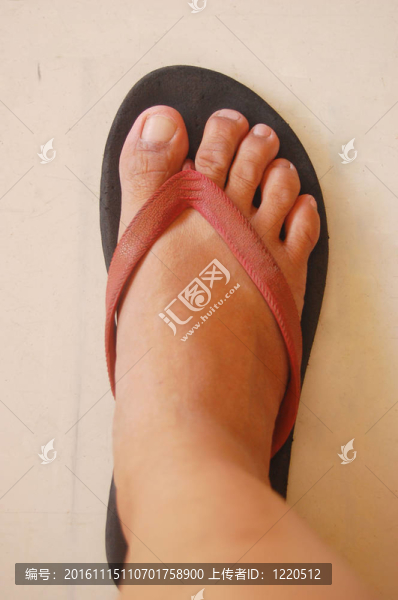 右腳拖鞋