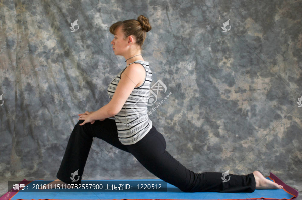 女人做瑜伽姿勢的Low,Lunge或Ashwa,Sanchalanasana
